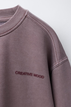 ZARA ТОЛСТОВКА С НАДПИСЬЮ И ЭФФЕКТОМ ПОТЕРТОСТИ, СЛИВОВЫЙ