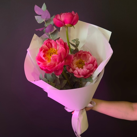 Букет цветов из 3 пионов Корал Шарм