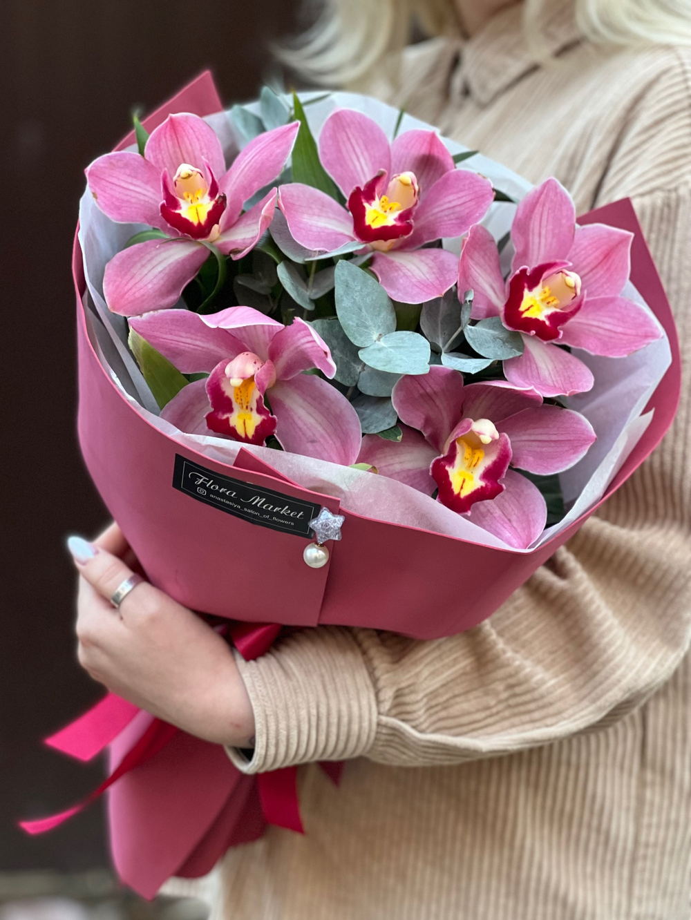 Букет из орхидеи цимбидиум и эвкалипта