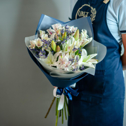 Букет из лилий и альстромерий с лимониумом