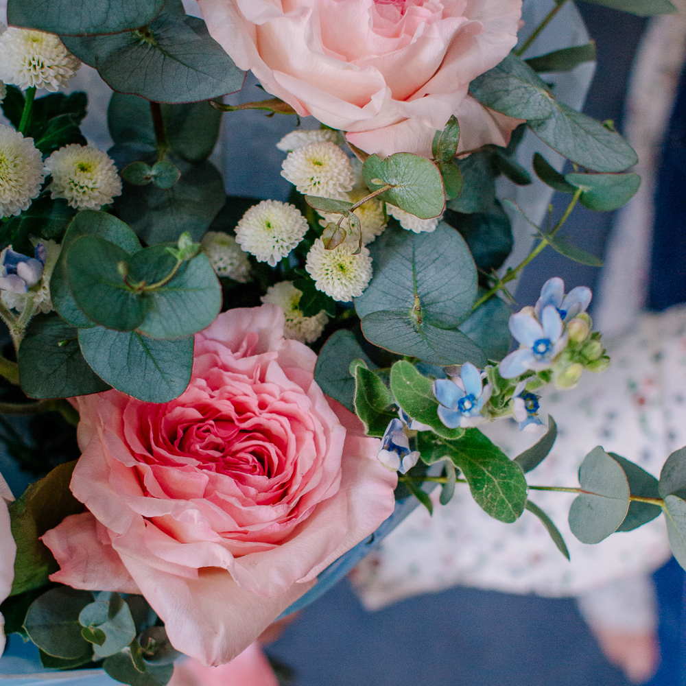 151. Акварельный букет в розово-голубой гамме с оксипеталумом