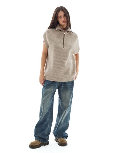 Бежевый вязаный жилет на молнии