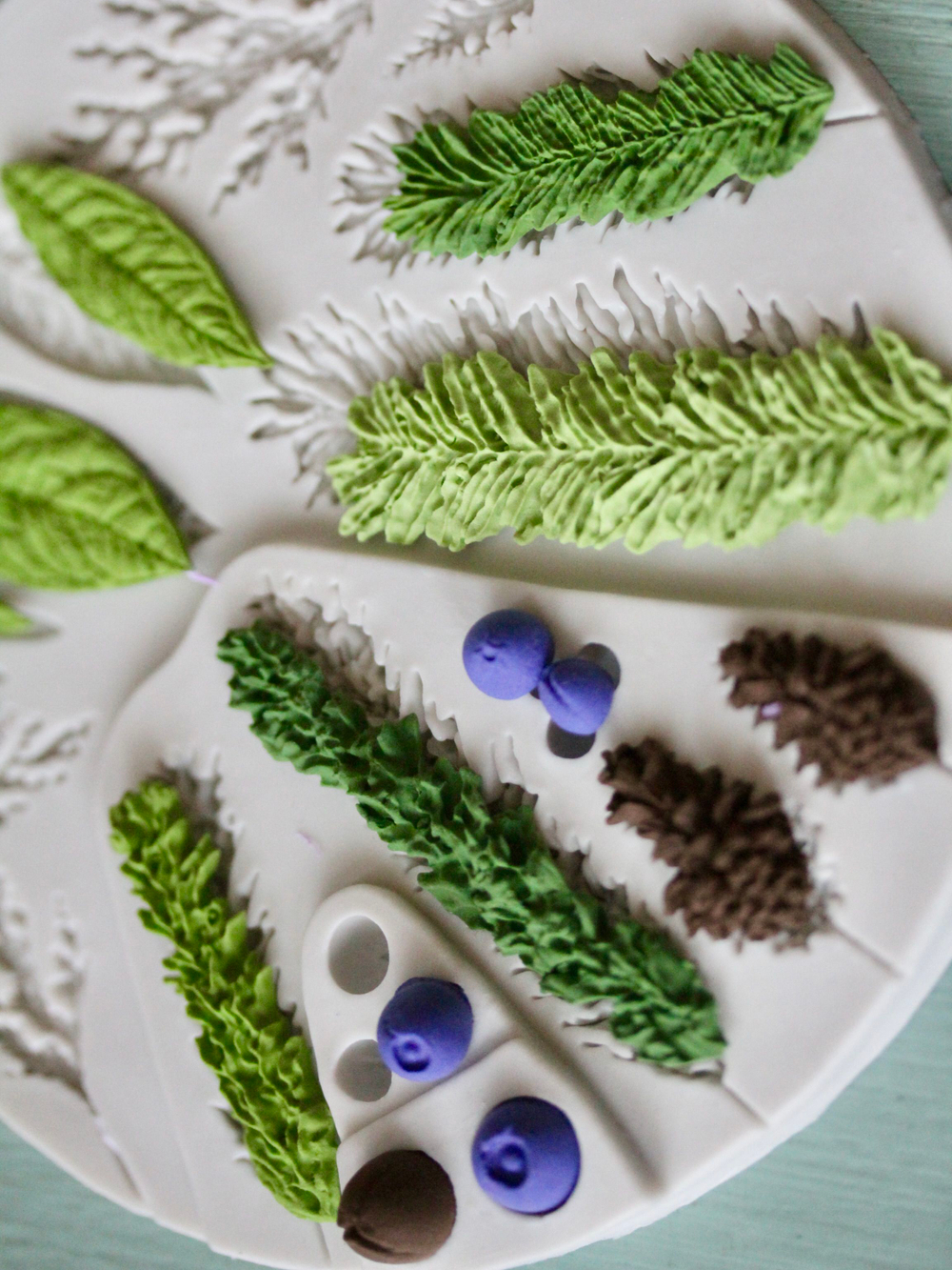 Молд силиконовый для лепки листьев "Гербарий №2 с ягодками и шишками" / Форма для мелких листьев эвкалипта / Молд для полимерной глины, мыла, воска