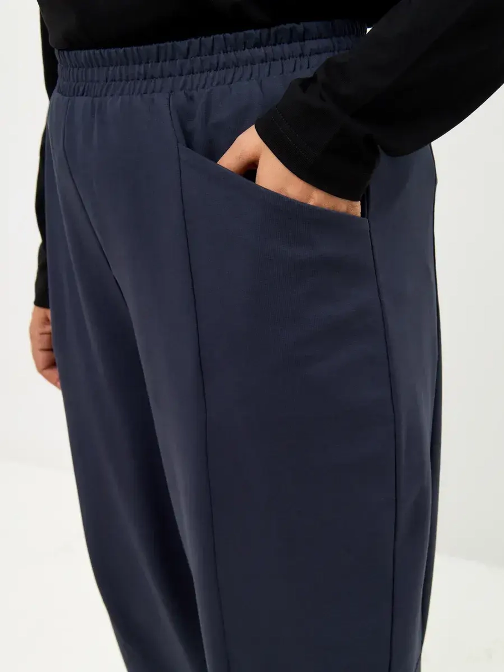 Брюки бананы трикотажные с декоративными швами