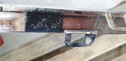 Молдинг решетки радиатора Mercedes C (W205) 14-18 Б/У Оригинал A2058880073