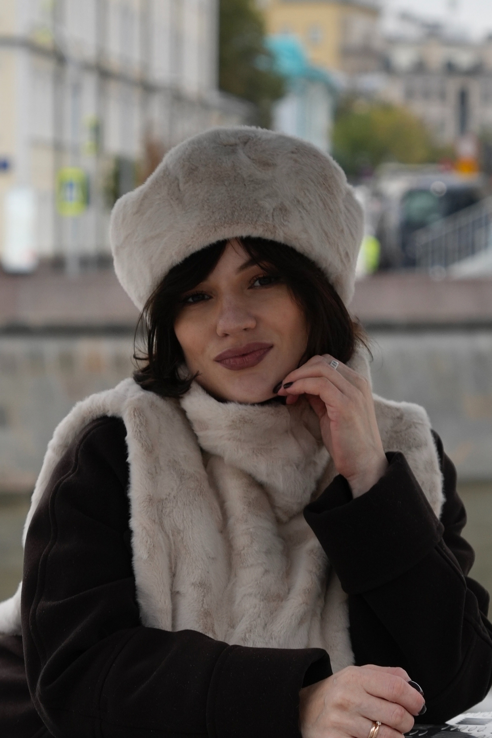 Меховой берет-кубанка молочный