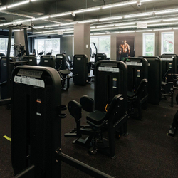 E7021  Сведение/Разведение ног сидя. Стек 95 кг