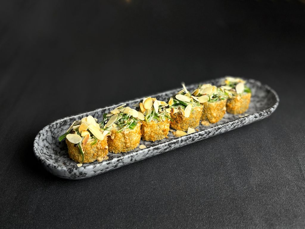Криспи ролл с чукой и миндалём