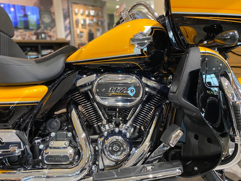 Harley-Davidson CVO Road Glide Limited (Hightail Yellow Pearl)