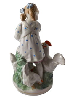 Фарфоровая статуэтка "Девочка кормит кур" (Дулево), 1959 г.