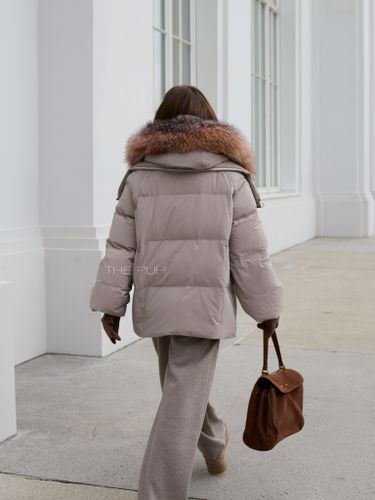 Бежевый пуховик с оторочкой из меха енота