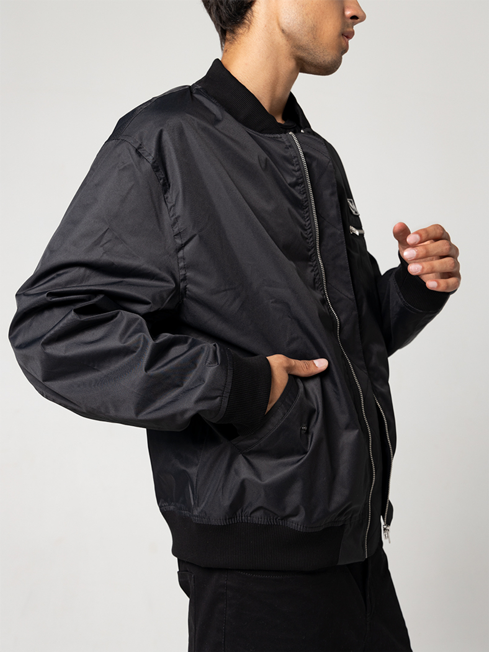 Бомбер черный мужской город горький демисезонный