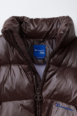 ZARA X CHAMPION ® СТЕГАНАЯ КУРТКА С ВЫШИВКОЙ, КОРИЧНЕВЫЙ