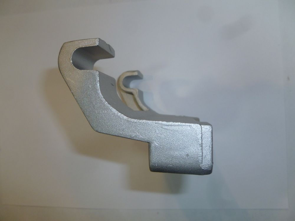 Кронштейн верхний топливного бака KM178/Fuel tank upper support