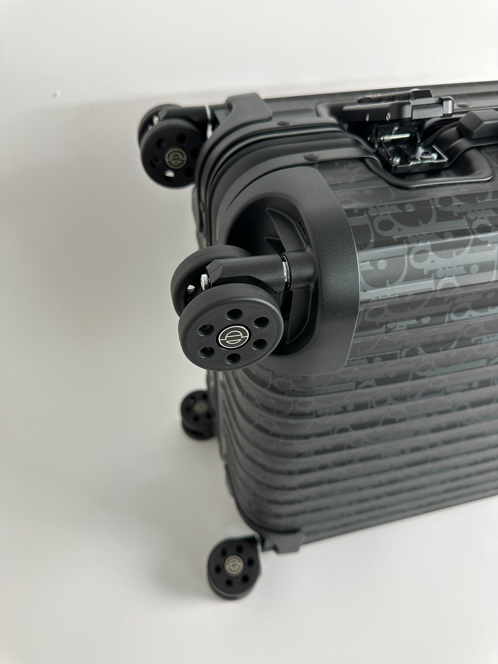Чемодан для ручной клади Dior and Rimowa