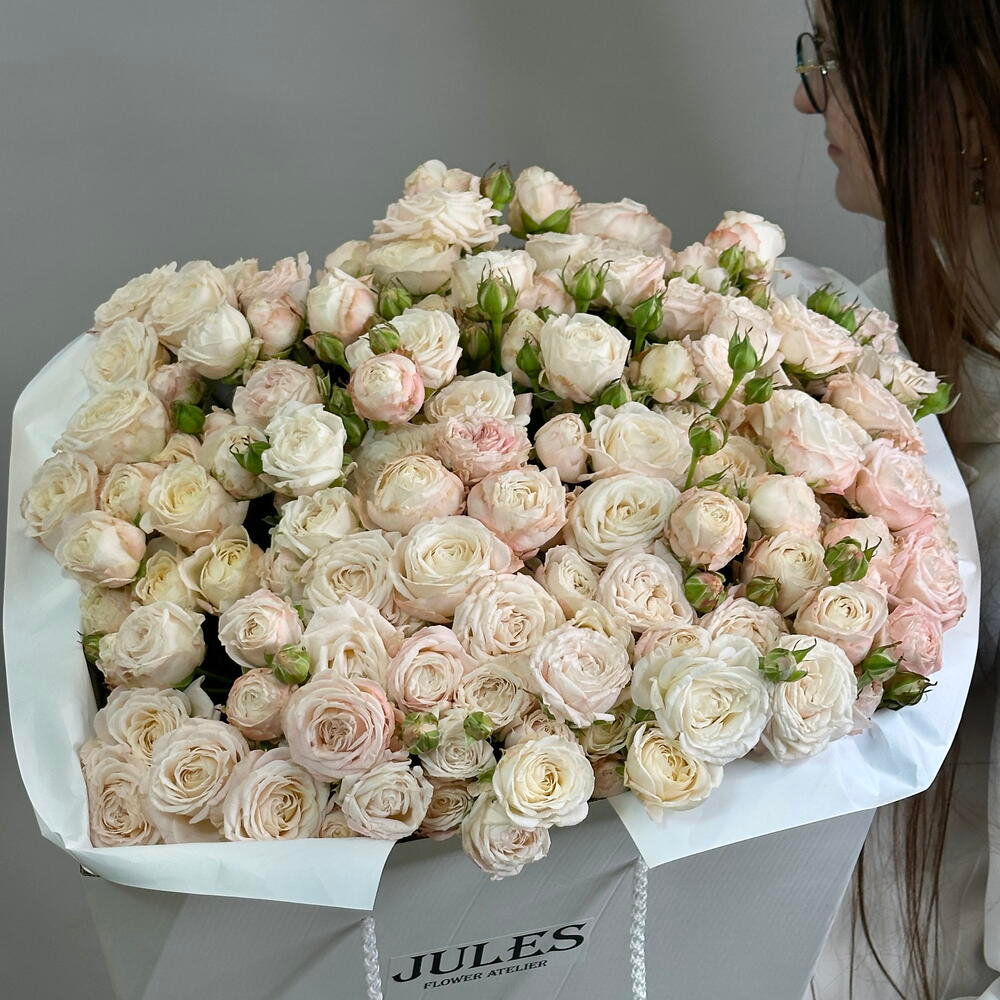 Букет из пиновидных кустовых роз «Бомбастик» 51 штука