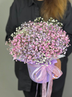 Воздушная композиция с гипсофилой в лавандовой шляпной коробке с тишью