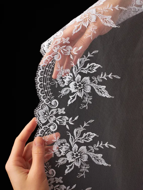 05-73 Вышивка на неэл. сетке 18 см, белый (левая)