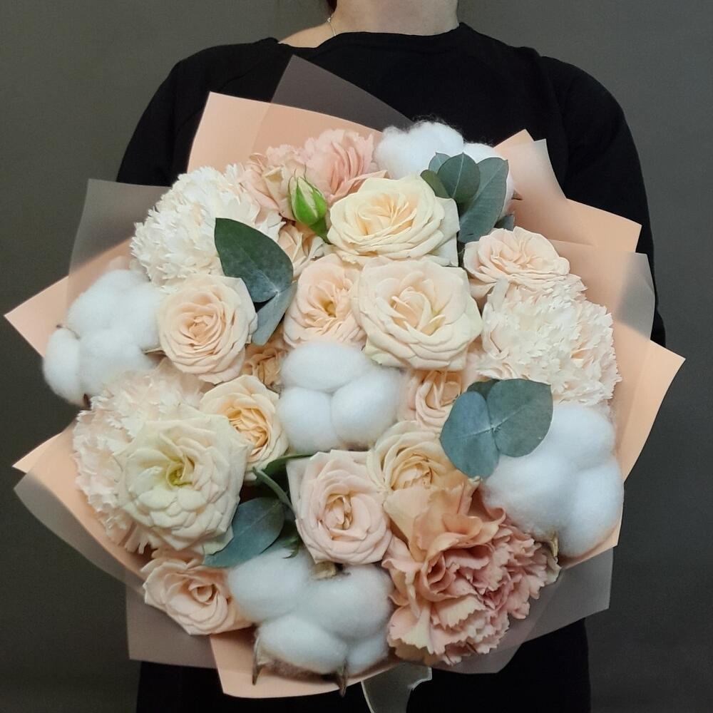 Авторский букет из кустовых роз с хлопком
