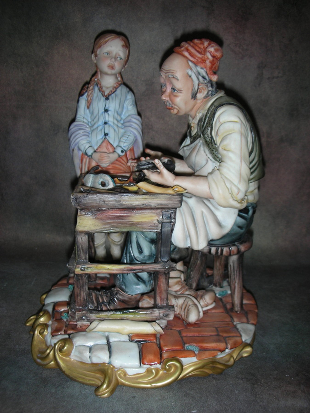 Статуэтка. Фарфор. У Сапожника. Capodimonte. Италия