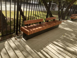 Скамейка стальная «Wood Bench» с USB-входами