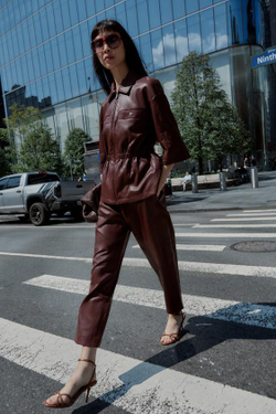 ZARA БРЮКИ ИЗ ИСКУССТВЕННОЙ КОЖИ, ГРАНАТОВЫЙ