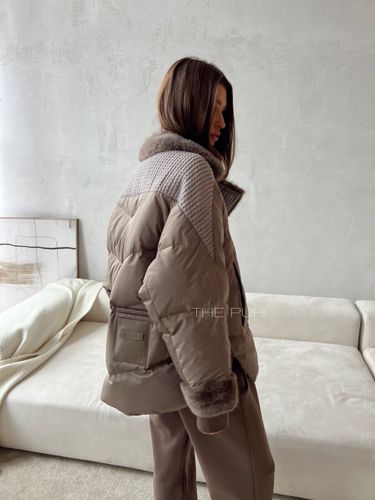 Пуховик с вязаными вставками и отделкой из меха