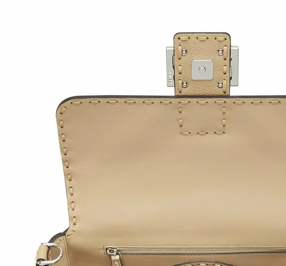 Сумка Fendi Baguette Selleria с крупной прострочкой розовый