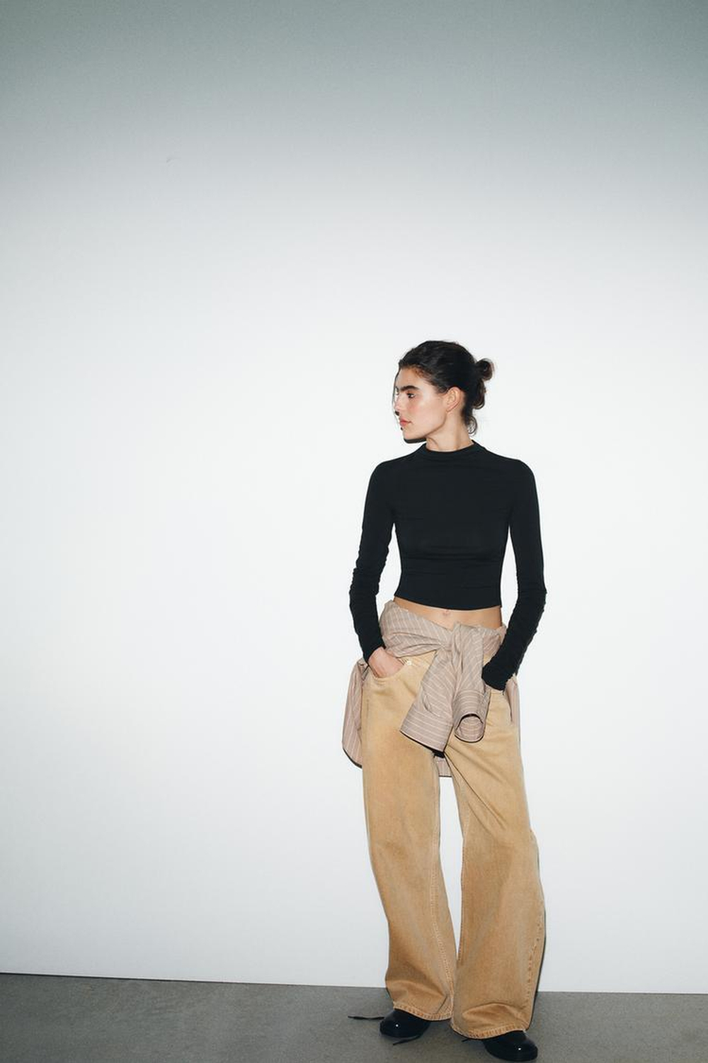 ZARA ФУТБОЛКА ИЗ ХЛОПКА И МОДАЛА СО СБОРКАМИ, ЧЕРНЫЙ