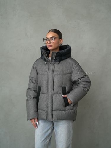 Серый пуховик с объемным воротником и капюшоном