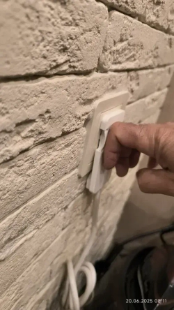 Удлинитель электрический с плоской, потайной вилкой (за шкаф) 1 розетк 1 Метр 3500 Ватт с заземлением