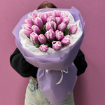 Букет из свежих сиреневых тюльпанов