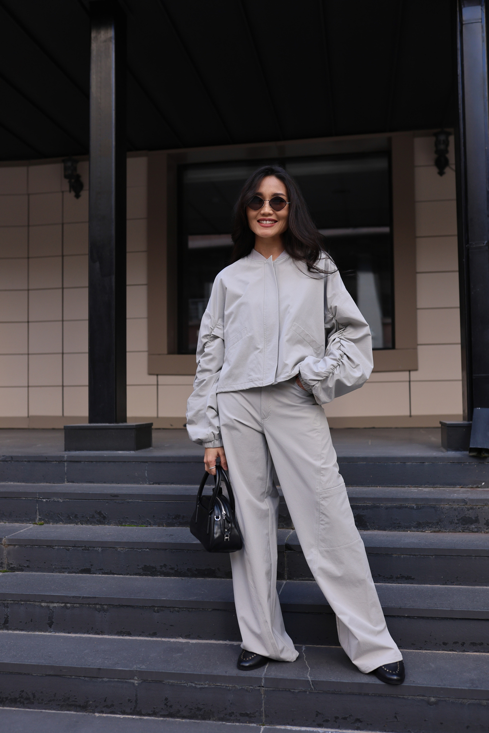 костюм: бомбер с кулиской на рукавах и карго брюки