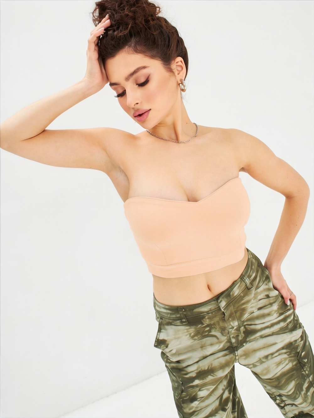 Короткий топ-бандо с вырезом сердечком