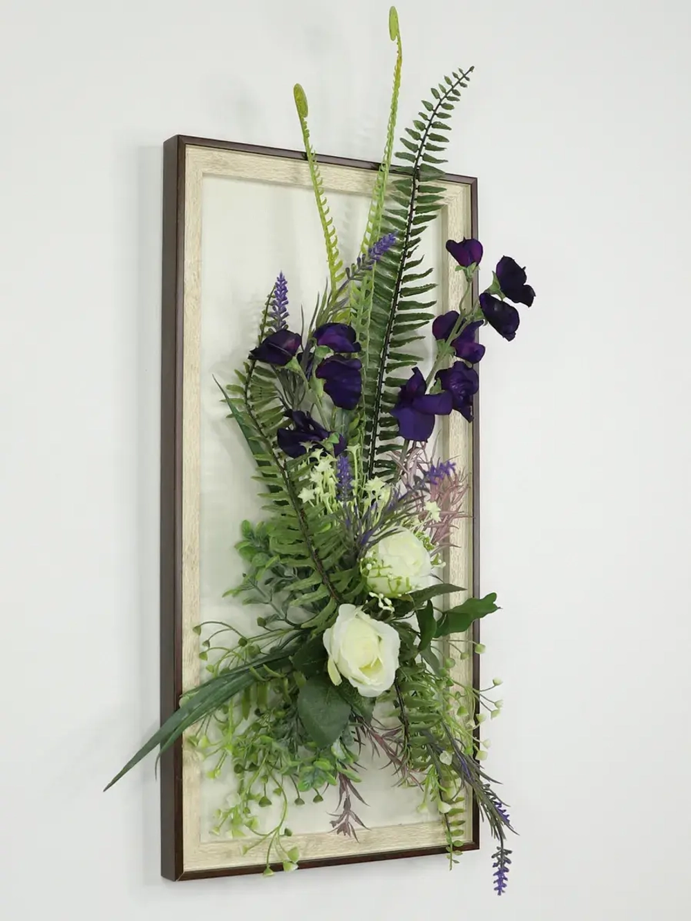 Искусственные цветы в багетной раме для декора