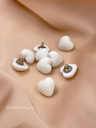Пуговицы сердечки  белые матовые
