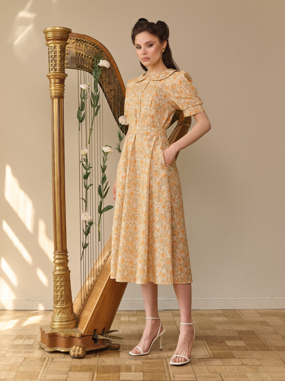 Платье с отложным воротником