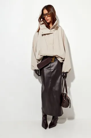 Ветровка О-силуэта с высоким воротом цвета экрю