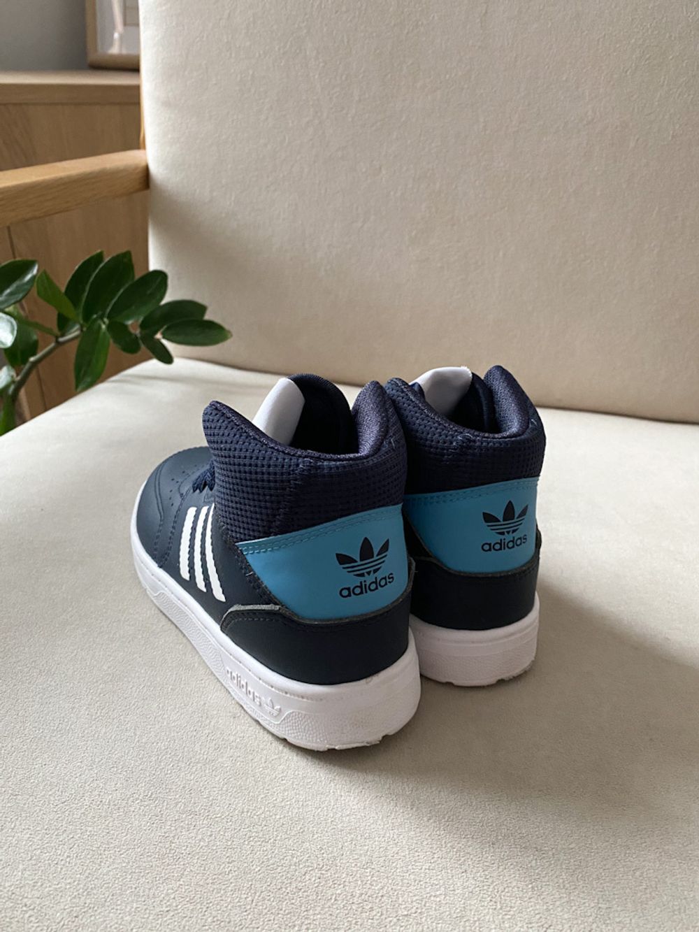 Кроссовки Adidas, 27