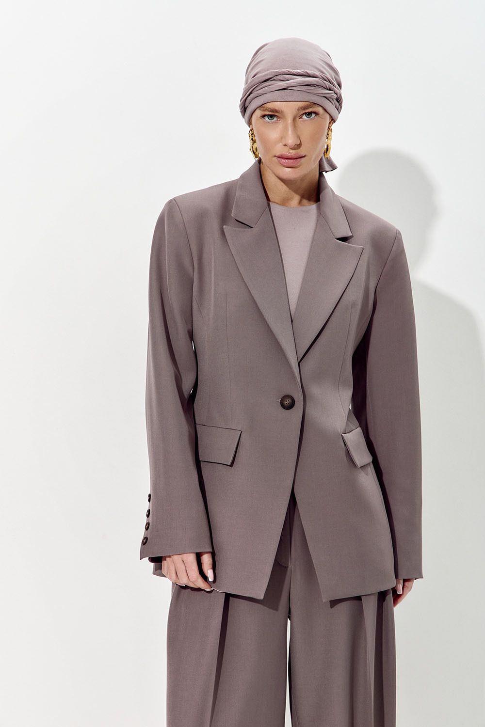 Приталенный пиджак "песочные часы" цвета тауп