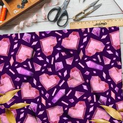 Ткань габардин кристаллы и сердца на фиолетовом фоне
