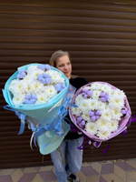 Букет белых хризантем с добовлением нежно голубого хлопка