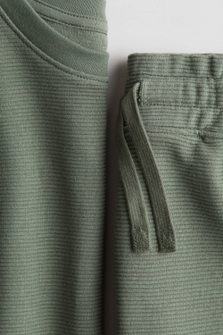 H&M Комплект из футболки и шорт, хаки