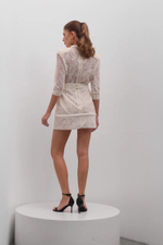 Платье из нежного кружева с длинным рукавом мини