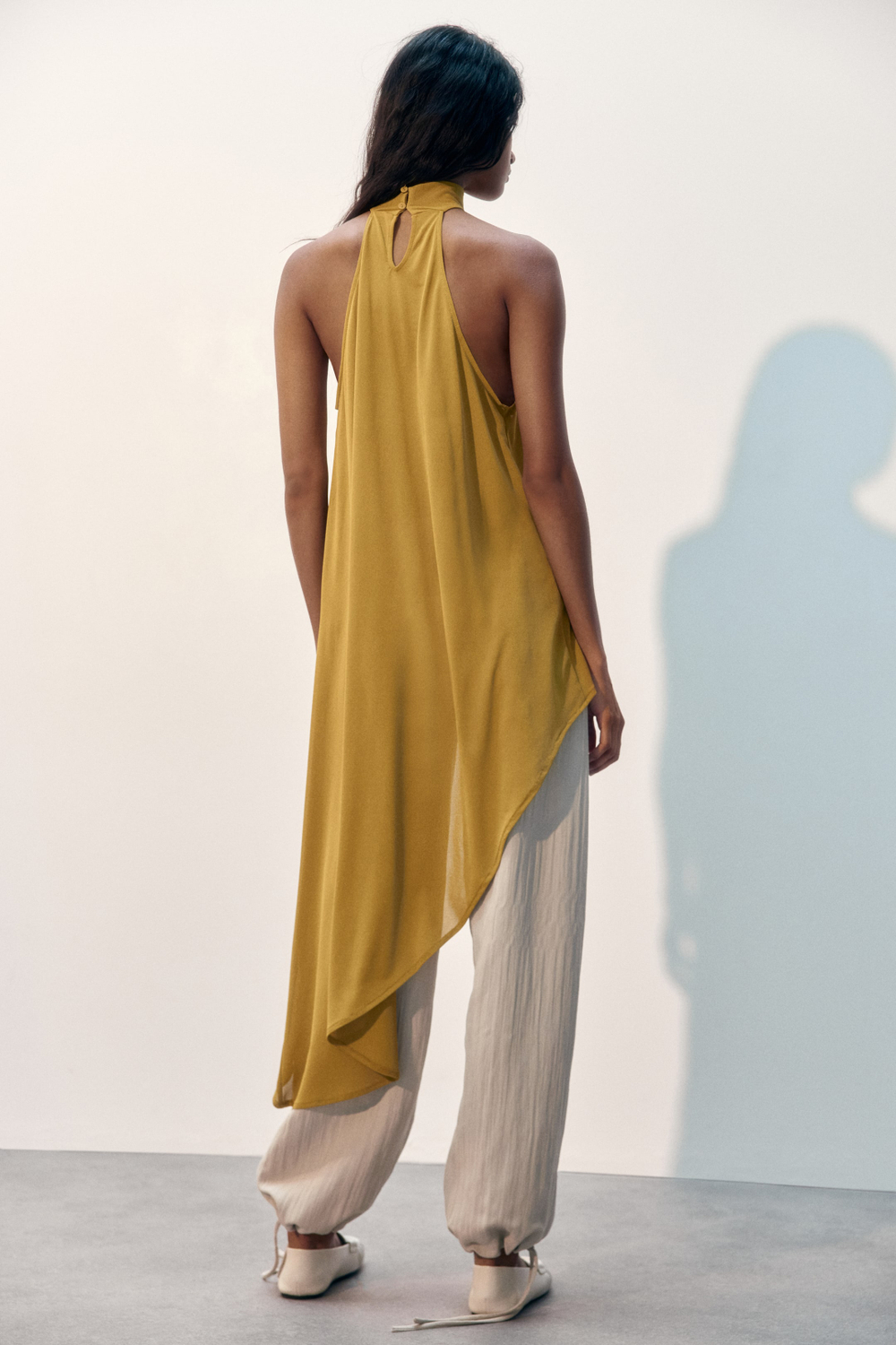 H&M Асимметричный топ с завязками на шее, горчично-желтый