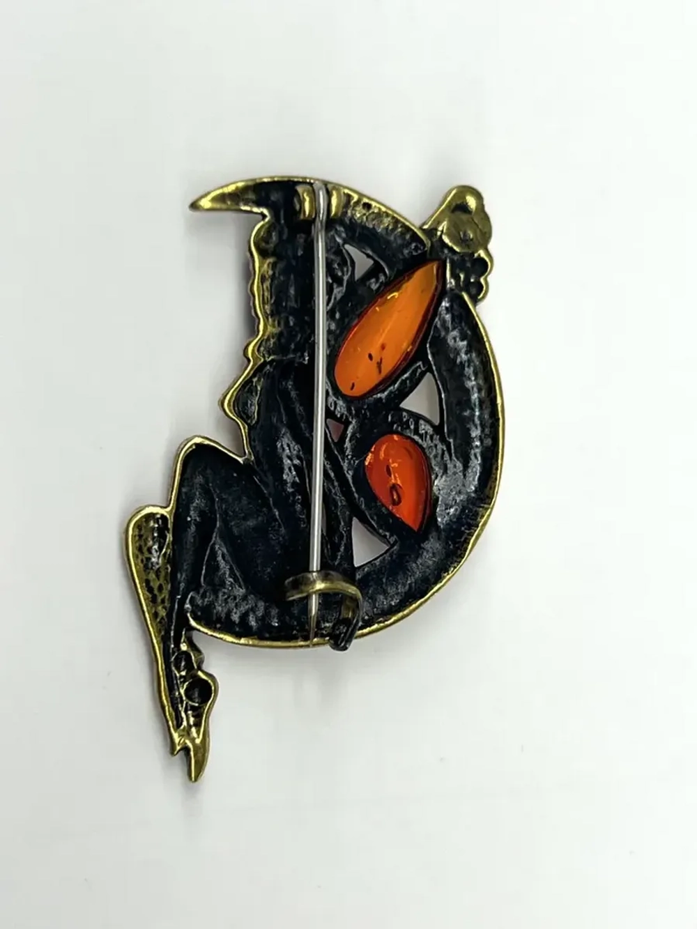 Бронзовая статуэтка на янтаре