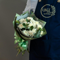 Букет белых диантусов с эвкалиптом