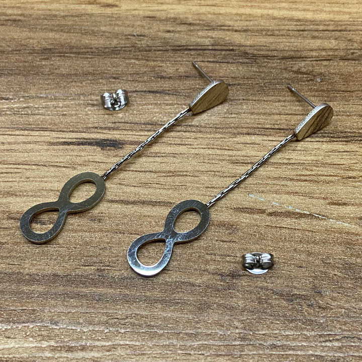 Серьги-гвоздики капля перевернутая жгутики Бесконечность цвет серебристый