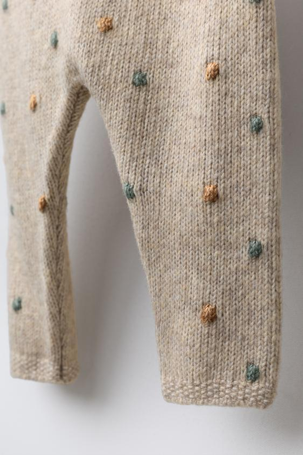 ZARA ТРИКОТАЖНЫЕ БРЮКИ С ШАРИКАМИ, СВЕТЛО-БЕЖЕВЫЙ