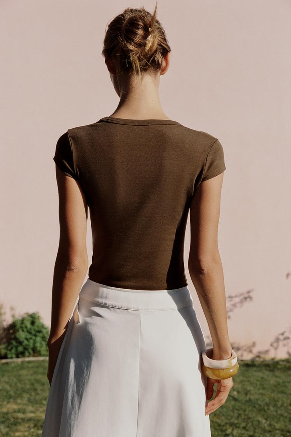 ZARA ФУТБОЛКА С ШИРОКИМ ВЫРЕЗОМ, КОРИЧНЕВЫЙ